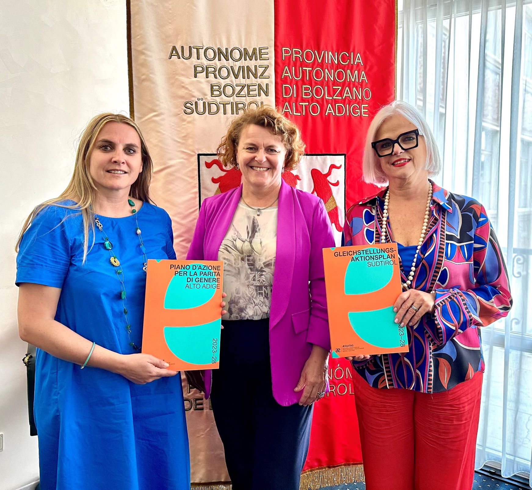 Sind sich einig, dass die Umsetzung des Gleichstellungsaktionsplanes Æquitas nur in einer ressortübergreifenden Zusammenarbeit gelingen kann: Landesrätin Rosmarie Pamer im Gespräch mit dem neuen Führungsduo des Landesbeirates für Chancengleichheit Ulrike Oberhammer (links) und Nadia Mazzardis (rechts). (Foto: privat)