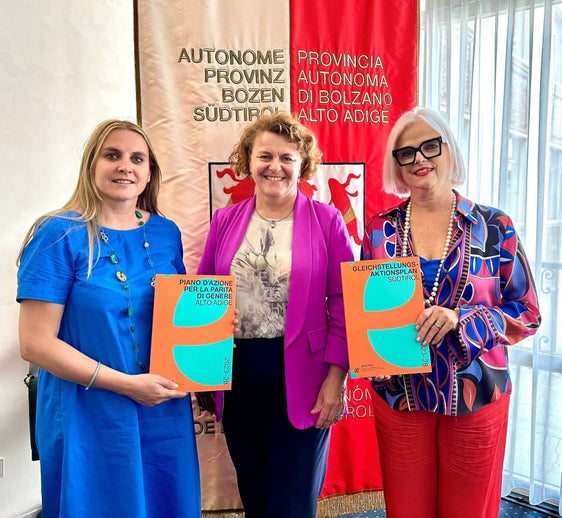 Concordano sul fatto che l'attuazione del Piano d'azione per la parità di genere di Æquitas può avvenire solo attraverso una cooperazione trasversale: l’Assessora provinciale Rosmarie Pamer in dialogo con il nuovo vertice della Commissione per le pari opportunità per le donne Ulrike Oberhammer (a sinistra) e Nadia Mazzardis (a destra) (foto: privato)