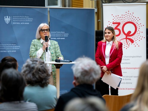 Im europäischen Vergleich sei Italien weiterhin eines der Schlusslichter, was die Beteiligung der Väter an der Bewältigung der Sorge- und Pflegearbeit anbelangt, betonten Nadia Mazzardis (im Bild von links) und Ulrike Oberhammer, Vizepräsidentin und Präsidentin des Landesbeirats für Chancengleichheit für Frauen. (Foto: LPA/Fabio Brucculeri)