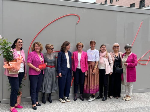 Il contenitore d'arte Girls wanted, un'idea dell'azienda Niederstätter