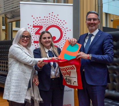 Come primo atto ufficiale, la presidente Oberhammer e la vicepresidente Mazzardis in occasione dell'Equal Pay Day hanno consegnato al presidente della Provincia una borsa rossa vuota, che dovrà essere riempita con miglioramenti concreti per la situazione delle donne nei prossimi anni. (Foto: ASP/Greta Stuefer)