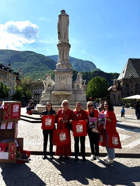 Aktiv beim Flashmob am Waltherplatz in Bozen: die Frauen des Landesbeirats v.l. Marlene Rinner, Nadia Mazzardis, Urlike Oberhammer, Petra Priller und Franziska Gasser (Foto: Frauenbüro)