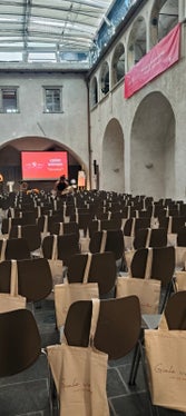 Preparazione del cortile interno di Castel Mareccio prima dell'evento (foto: Servizio donna)