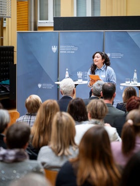 Keine Entschuldigung mehr unterstreicht Diletta la Rosa, Schauspielerin und Voice Artist in ihrer Performance (Foto: LPA/Fabio Brucculeri)