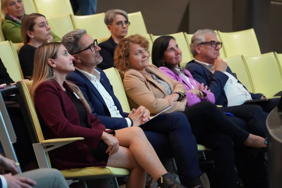 In prima fila: Ulrike Oberhammer, Arno Kompatscher, Rosmarie Pamer, Christina Pallanch e Andreas Schatzer (Foto Marina Baldo)