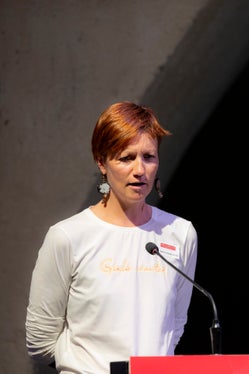 Daniela Niederstätter stellte den Art Container “Girls Wanted“ vor (Foto: LPA/Manuela Tessaro)
