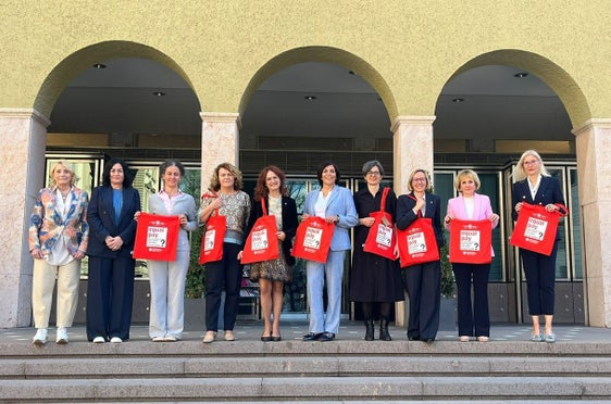 Alle weiblichen Abgeordneten im Südtiroler Landtag, v.l. Anna Scarafoni, LRin Ulli Mair, Myriam Atz Tammerle, LRin Rosmarie Pamer, Brigitte Foppa, Maria Elisabeth Rieder, Madeleine Rohrer, LRin Magdalena Amhof, Waltraud Deeg und Renate Holzeisen