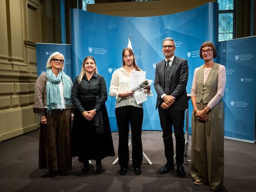 Nadia Mazzardis (Vizepräsidentin des Landesbeirats für Chancengleichheit für Frauen, im Bild von links), Präsidentin Ulrike Oberhammer, die Erstplatzierte Sofia Moaratti, Landeshauptmann Arno Kompatscher und Moderatorin Heidi Hintner. (Foto: LPA/Fabio Brucculeri)