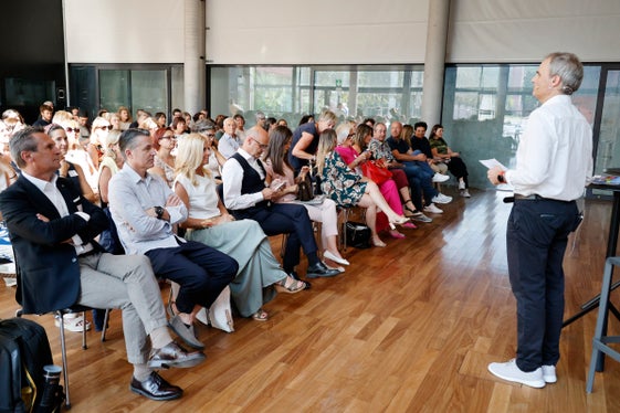 La sala conferenze piena dell'Eurac con il moderatore Josef Bernhart (foto: Eurac Research/Sabine Jacob)