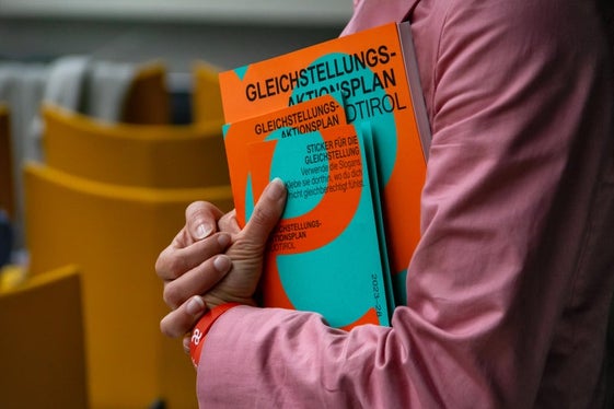 In 150 pagine sono riassunte le misure volte a promuovere la politica dell'Alto Adige in materia di parità di genere. La Commissione provinciale per le pari opportunità seguirà e monitorerà la sua attuazione (Foto: ASP/Greta Stuefer)