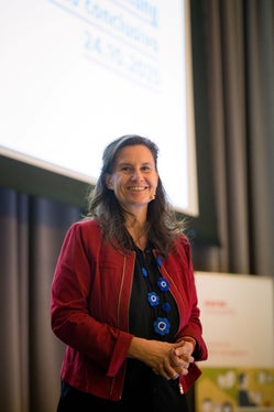 La moderatrice Jutta Wieser (Foto: Lukas Auer)