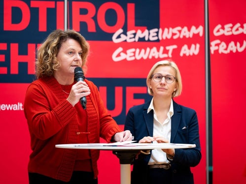 La Vicepresidente della Provincia Rosmarie Pamer (a sinistra nella foto) e la Direttrice dell'Ufficio per la Tutela dei minori e l'inclusione sociale Astrid Wiest hanno presentato i dati e le iniziative inerenti al tema del contrasto alla violenza sulle donne (Foto: USP/Fabio Brucculeri)