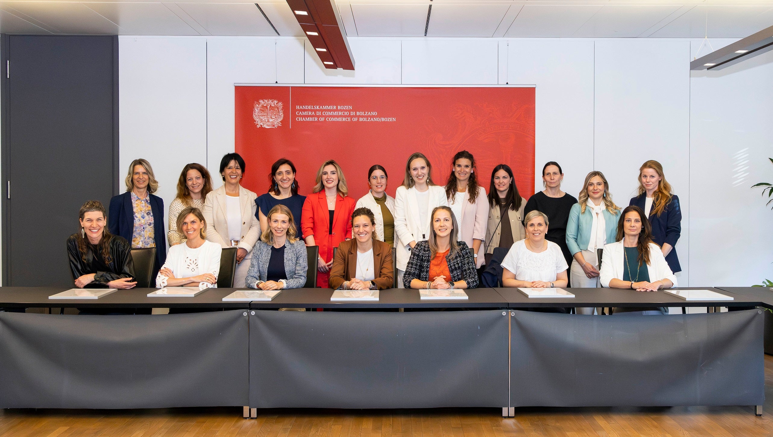 Recentemente, altre donne hanno completato con successo il corso per aspiranti consigliere di amministrazione e hanno ricevuto i loro attestati in una cerimonia alla Camera di commercio di Bolzano. (Foto: USP/Alan Bianchi)