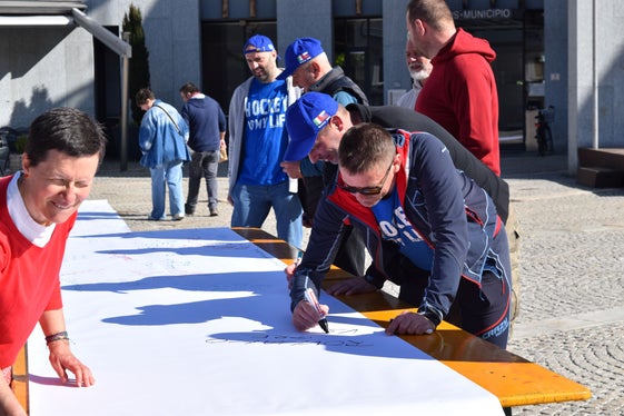 Bruneck - auch männliche Eishockeyfans nehmen sich die Zeit, ihre Gedanken zum EPD festzuhalten