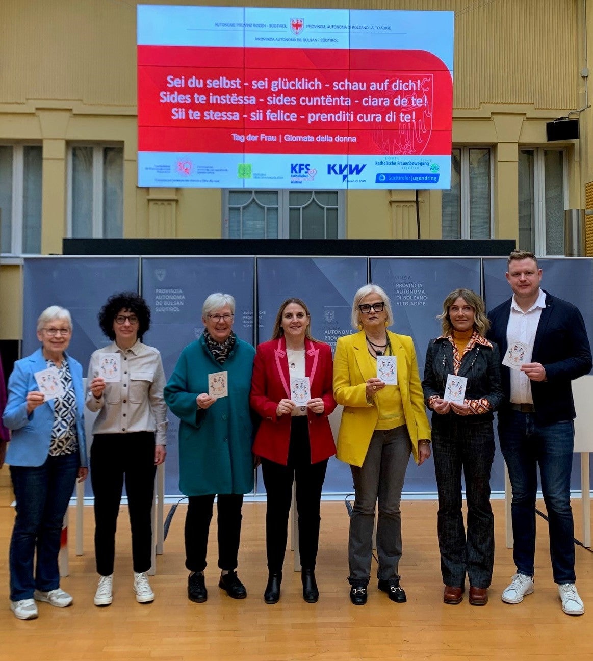 Impegno comune per la Giornata internazionale della donna: da sinistra Irene Vieider (Katholische Frauenbewegung), Alberta Schiefer (Design), Angelika Mitterrutzner (Südtiroler Familienverband), Ulrike Oberhammer e Nadia Mazzardis (Commissione provinciale pari opportunità), Heidrun Goller (KVW Donne) e Philipp Tarfusser (Südtiroler Jugendring). L'iniziativa è sostenuta dalla Südtiroler Bäuerinnenorganisation. (Foto: Servizio donna)