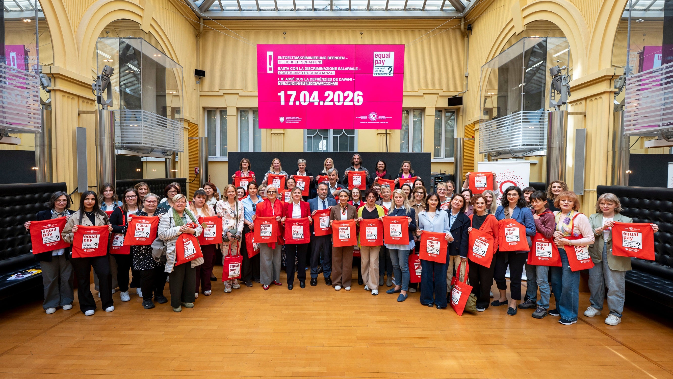 Sie alle treten für mehr Gerechtigkeit bei Entgelt und Entlohnung ein: Vertreterinnen und Vertreter aus Politik, Organisationen und Vereinswelt machten am 8. April anlässlich der Vorstellung der Initiativen zum Equal Pay Day auf das Thema Entgeltdiskriminierung aufmerksam. (Foto: LPA/Fabio Brucculeri)