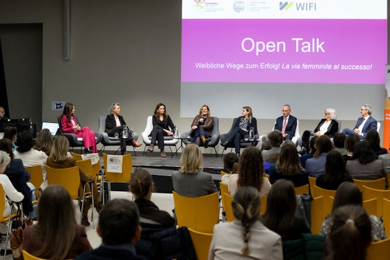 Der Abend wurde mit einem Open Talk (moderiert von Nicole Abler, links im Bild) abgeschlossen, bei dem WOBI-Präsidentin Francesca Tosolini (Dritte von links), SASA-Verwaltungsrätin Christine Gasser (Vierte von links) und Vera Nicolussi (Zweite von links) vom Netzwerk SHE Builds mit Landeshauptmann Kompatscher (ganz rechts), dem Vizegeneralsekretär der Handelskammer Bozen, Luca Filippi (Dritter von rechts) sowie Ulrike Oberhammer (Vierte von rechts) und Nadia Mazzardis (Zweite von rechts) über die Vorteile einer ausgeglichenen Besetzung von Entscheidungsgremien diskutierten. (Foto: Imprexa/Alan Bianchi)