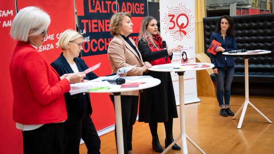 Non possiamo lasciare sole le vittime e le loro famiglie, perché troppo spesso si guarda dall'altra parte quando la violenza accade, ha sottolineato Ulrike Oberhammer. (foto: ASP/Fabio Brucculeri)