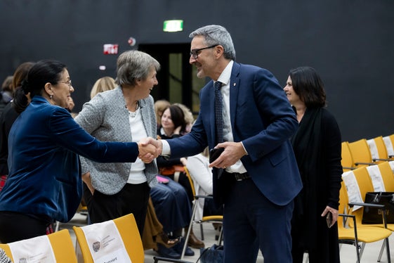 Un'ottima occasione per salutare di persona il Presidente Arno Kompatscher. Dietro la Presidente delle Contadine del'Alto Adige Antonia Egger e la co-organizzatrice dell'evento del Servizio donna Astrid Pichler (foto: Imprexa/Alan Bianchi)
