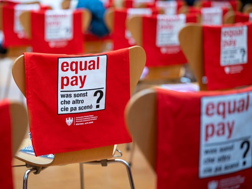 La borsa rossa è il simbolo del Equal Pay Day in Alto Adige (USP/Fabio Brucculeri)