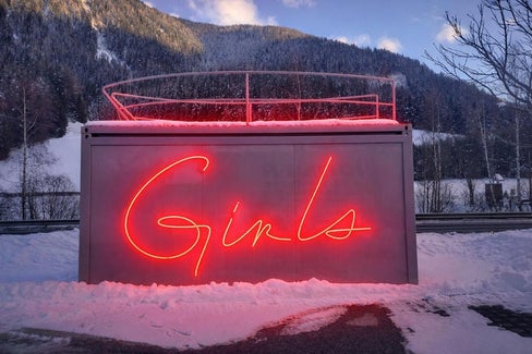 Il container artistico Girls Wanted diffonderà il suo messaggio durante tutte le Olimpiadi invernali: indipendentemente dal genere, pari capacità devono offrire pari opportunità. (Foto: Niederstätter)