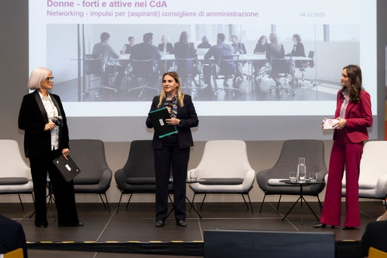 Nadia Mazzardis (im Bild von links) und Ulrike Oberhammer, Vizepräsidentin und Präsidentin des Landesbeirats für Chancengleichheit für Frauen eröffnen die Veranstaltung mit Moderatorin Nicole Abler (Foto: Imprexa/Alan Bianchi)