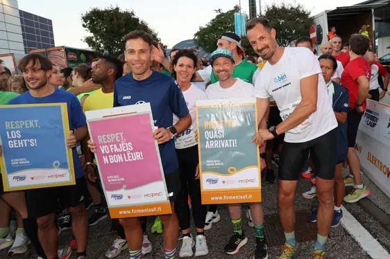 Cun placac per tudësch, talian y ladin à i partezipanc lascià udëi l messaje dla campania RESPECT. (Foto: Running BZ)