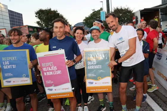 Die Teilnehmenden machen mit Plakaten in Deutsch, Italienisch und Ladinisch die Botschaft der RESPECT-Kampagne sichtbar. (Foto: Running BZ)