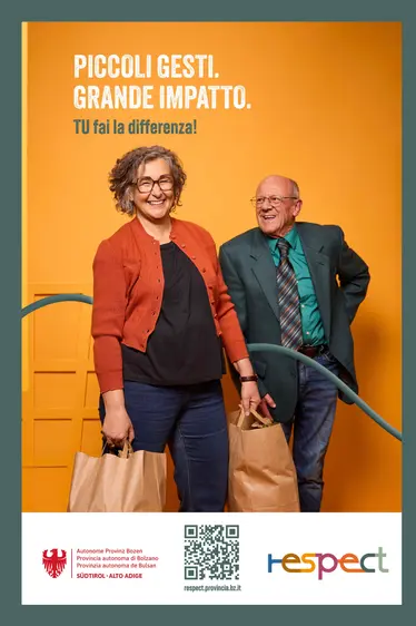 Key Visual: Una persona aiuta una persona anziana a portare le borse della spesa. Piccoli gesti. Grande impatto.
Tu fai la differenza.