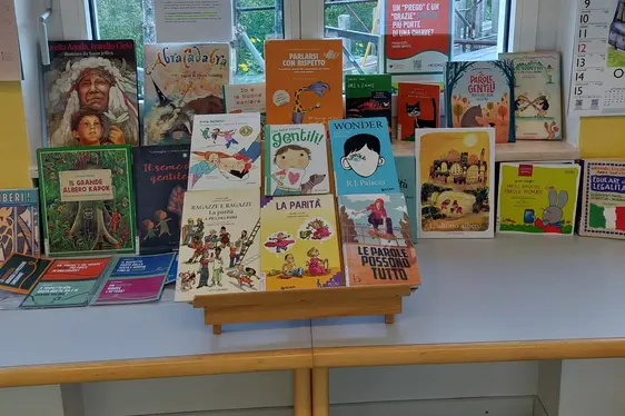 Mëisa tematica tla Biblioteca scolastica dell'Istituto comprensivo in lingua italiana Bassa Atesina (Foto: Emma Zucal)