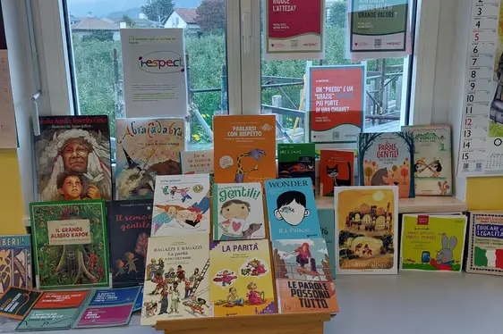 Thementisch in der Biblioteca scolastica dell’Istituto comprensivo in lingua italiana Bassa Atesina (Foto: Emma Zucal)