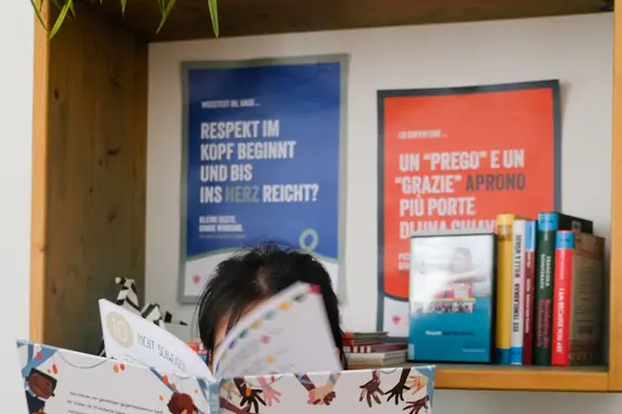 N ucajion dl Di dl Respet à la biblioteches te Südtirol metù adum mëises tematiches cun libri dedichei al respet. (Foto: OEW - Organizzazione per un mondo solidale)