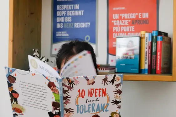 Zum internationalen Tag des Respekts wurden in Südtirols Bibliotheken Büchertische zum Thema Respekt vorbereitet. (Foto: OEW-Organisation für Eine solidarische Welt.)