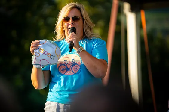 Sun palch dl Talvera à la muderadëura prejentà la campania de sensiblisazion dla Provinzia. (Foto: Chemun de Bulsan)