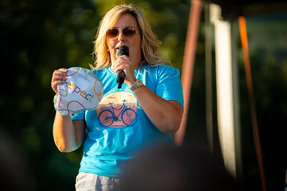 Auf der Bühne am Talferfestplatz erklärte die Moderatorin die Sensibilisierungskampagne der Provinz. (Foto: Gemeinde Bozen)