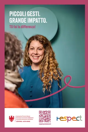 Key Visual: Due donne si sorridono: Piccoli gesti. Grande impatto. Tu fai la differenza.