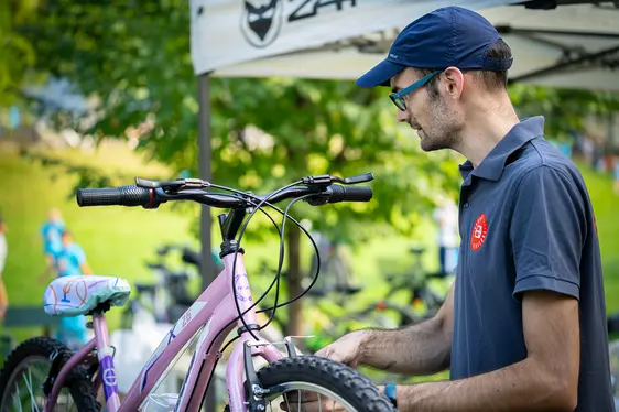 Pra i ponc de assistënza per la rodes pudova i partezipanc se tò pea na prutezion per l siz coche simbol per plu atenzion y respet tl trafich sun streda. (Foto: Chemun de Bulsan)