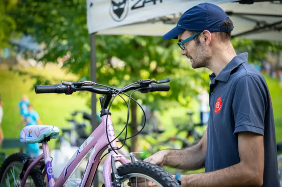 An den Fahrradreparaturständen konnten Teilnehmende einen Sattelschutz als Zeichen für mehr Rücksicht im Straßenverkehr mitnehmen. (Foto: Gemeinde Bozen)