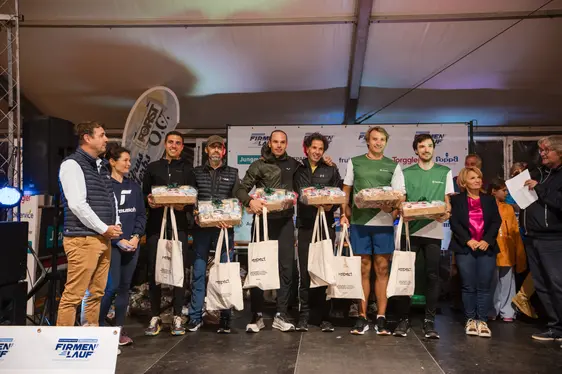 Die Gewinnerteams werden mit RESPECT-Taschen für ihre Leistungen ausgezeichnet. (Foto: Roland Pernter)