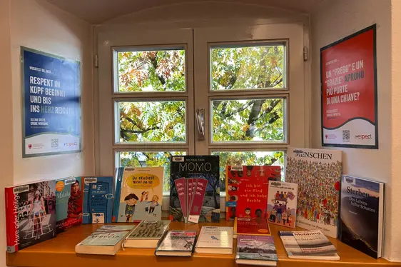 Mostra di libri Respect tla bibliotech de zità a Tluses. (Foto: Hanna Messner)