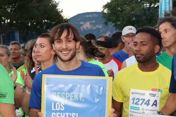 N partezipant tën tla man la placat Respect, los gehts y sustën nsci la campania RESPECT. (Foto: Running BZ)