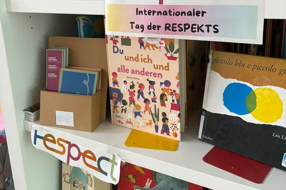 Libri sun la tematica dl respet ie unic metui ora tla biblioteches dl Südtirol n l Di dl respet. (Foto: LPA / Camilla Preziati)