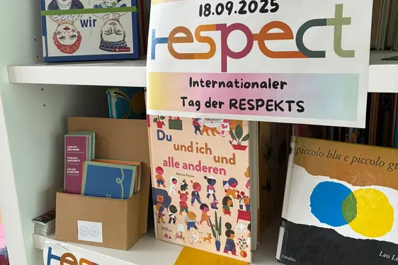 Bücher zum Thema Respekt wurden in Südtirols Bibliotheken zum Tag des Respekts herausgelegt. (Foto: LPA/Camilla Preziati)
