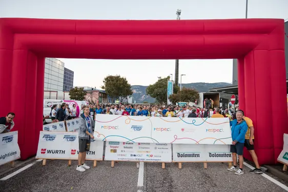 La striscia RESPECT al mumënt de pië via. (Foto: Roland Pernter)