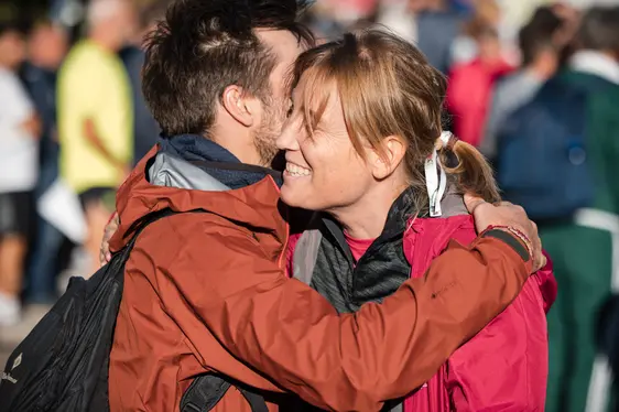 I prislec dla campania RESPECT, simbol de unità, ie unic trai sëura a na maniera criativa nce coche belijia per i ciavëi. (Foto: Roland Pernter)