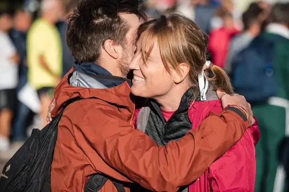 Die RESPECT Armbänder, ein Zeichen für Zusammenhalt, wurden auch kreativ als Haarschmuck getragen. (Foto: Roland Pernter)
