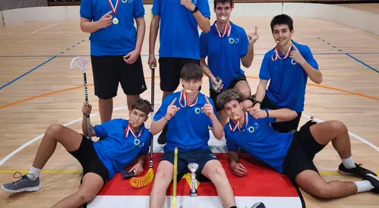 Immagine della squadra vincitrice del torneo di floorball Immagine della squadra vincitrice del torneo di floorball