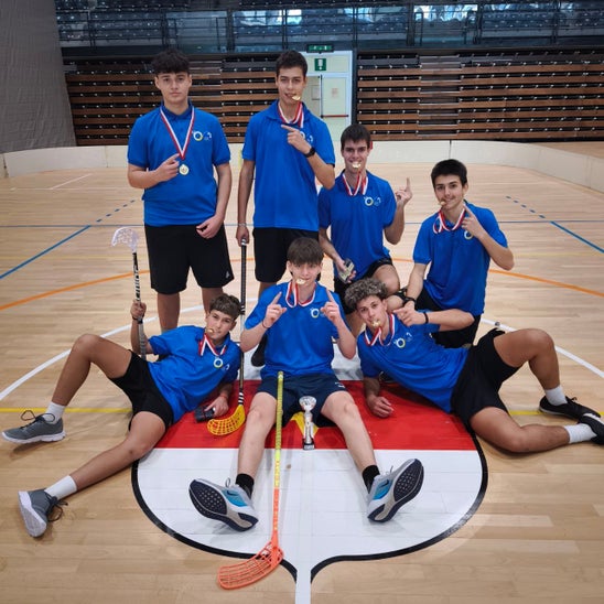 Immagine della squadra vincitrice del torneo di floorball Immagine della squadra vincitrice del torneo di floorball