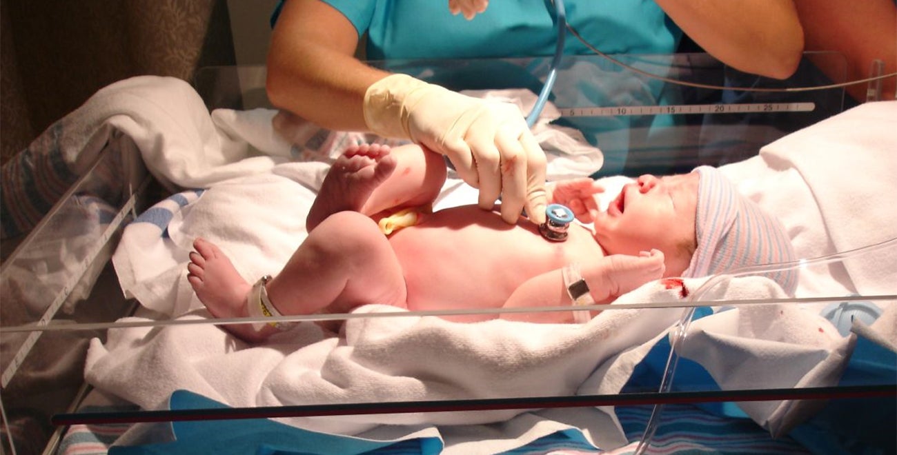 Een baby op de high care