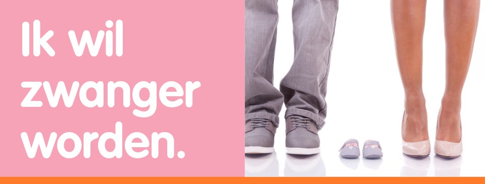 manen en vrouwen benen tussenin twee lege kinderschoentjes